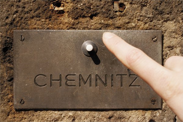 Originalklingelschild in Grönland: Dort leben mehr Menschen die Chemnitz heißen als in Chemnitz.