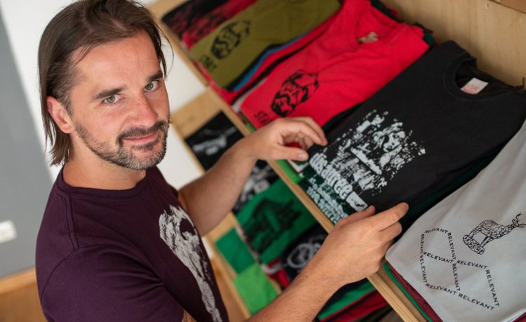 Michael Spiegler macht schon lange kultige T-Shirts. Nun hat er auch nen eigenen Laden dazu.