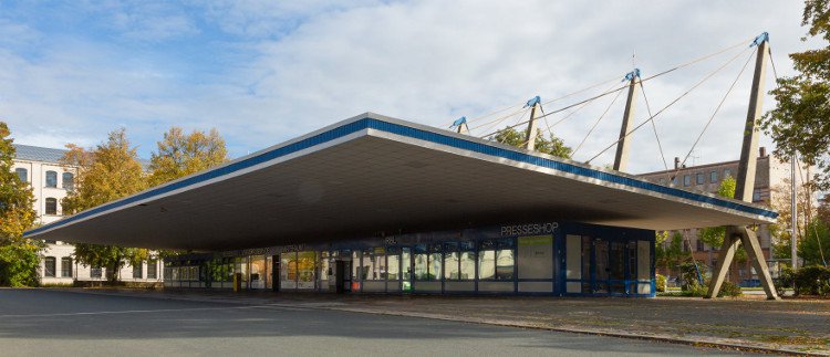 Busbahnhof in Chemnitz mit markantem Hängedach