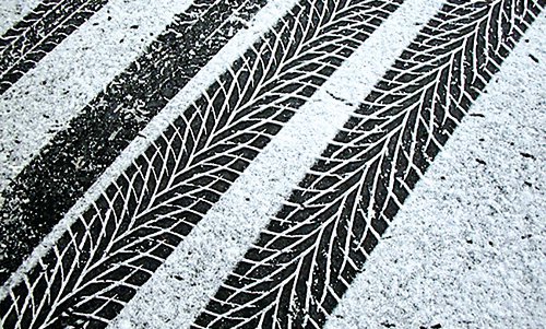 Reifenspur im Schnee
