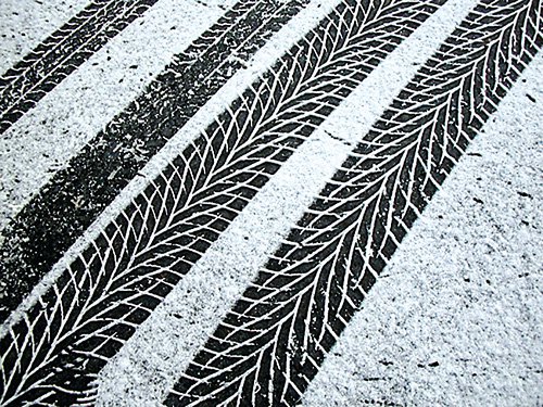 Reifenspur im Schnee
