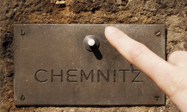 Originalklingelschild in Grönland: Dort leben mehr Menschen die Chemnitz heißen als in Chemnitz.
