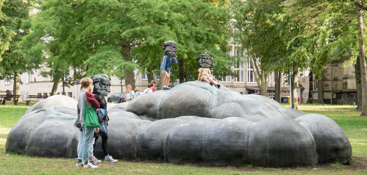 Der Bauch zum Kopf: Im Schillerpark liegt nun der Darm von Karl Marx. Natürlich aus Plastik.