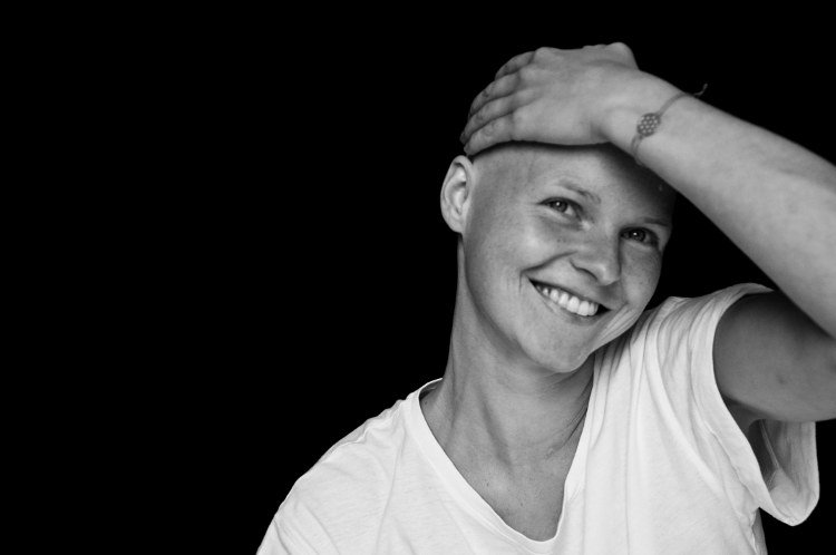Mit 27 Jahren erkrankt die Chemnitzerin Stephanie Barth an Brustkrebs - und krempelt daraufhin ihr ganzes Leben um. Nun hat sie ein Mutmachbuch geschrieben