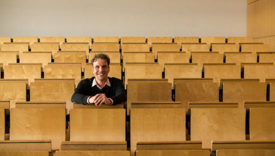 Dozent und Hörbuchsprecher Christoph Grube im Uni-Hörsaal