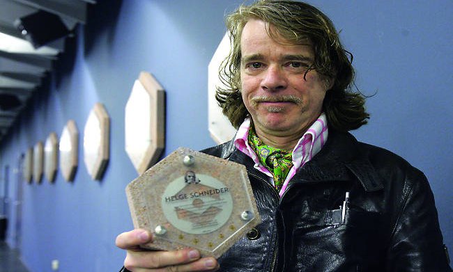 Helge Schneider mit der "Chemnitzer Biene" in der Hand.