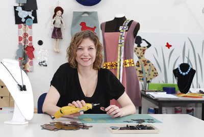 Jana Münzer verarbeitet Vinyl zu schmucken Schmetterlingen.
