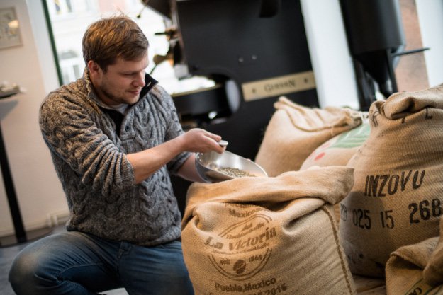 Das ist die Geschichte von Efrain Lechuga, dem Bauer aus Mexiko, und Matthias Dallinger, dem Bohnenmeister aus Chemnitz, und ihrem gemeinsamen Kaffee La Victoria.