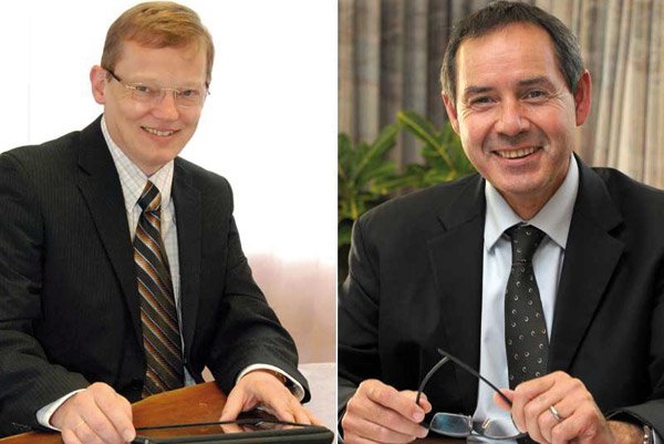 Brille auf oder ab? Prof. Dr. Wolfram Hardt &#40;l.&#41; und Prof. Dr. Arnold van Zyl schielen auf das Rektoramt.