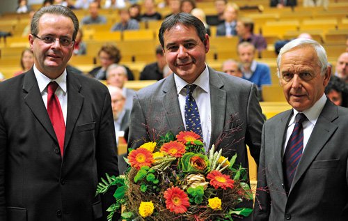 Was ich? Kanzler Alles &#40;l.&#41; und Alt-OB Dr. Peter Seifert gratulierten Prof. Dr. Arnold van Zyl &#40;M.&#41; zur Wahl.