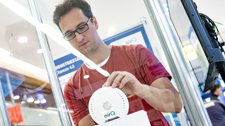 Das Chemnitzer Startup Corant sorgt mit seinem Luftanalysegerät AirQ für frischen Wind im Smart Home